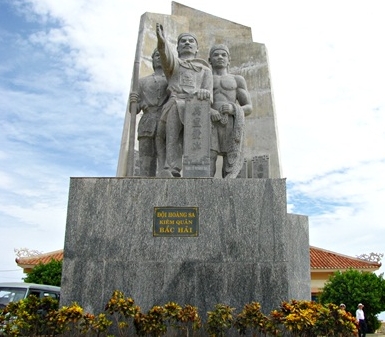 กองบัญชาการกองทัพภาค๕ตั้งธูปบาตรที่อนุสาวรีย์กองHoàng Sa